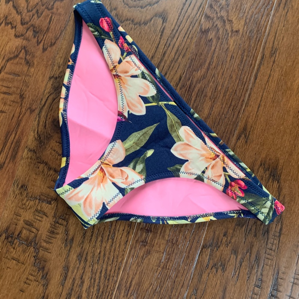 Triangle bathing suit - Picture 8 of 8